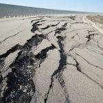 لماذا تحدث معظم الزلازل على عمق اقل من ١٠٠ كم