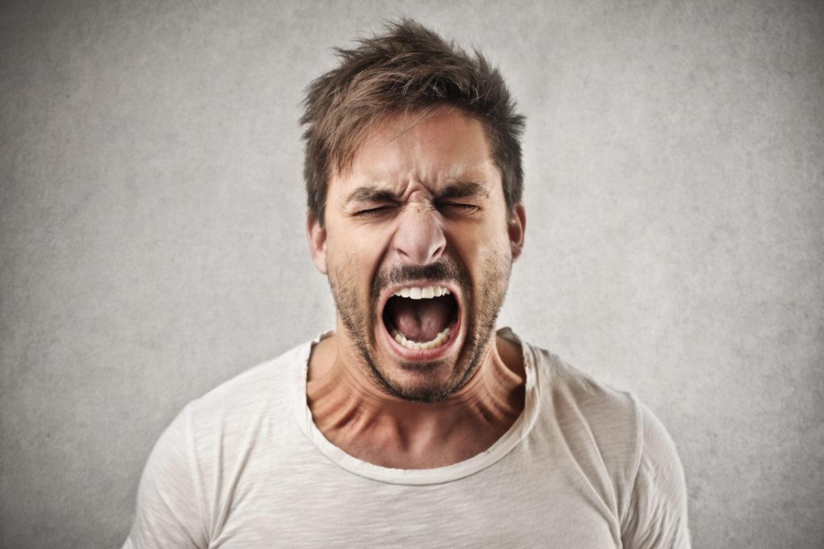 الغضب سلوك سيئ يؤثر على الفرد ويرفع الضغط ويسبب الفرقه ويوقع الجرائم