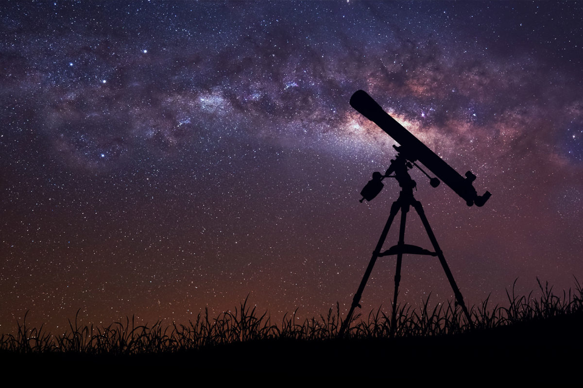 أي أنواع المناظيرالفلكية يستخدم المرايا المقعرة لتجميع الضوء