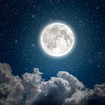 تؤثر جاذبية القمر في الأرض مما يسبب ( الإجابة الصحيحة )