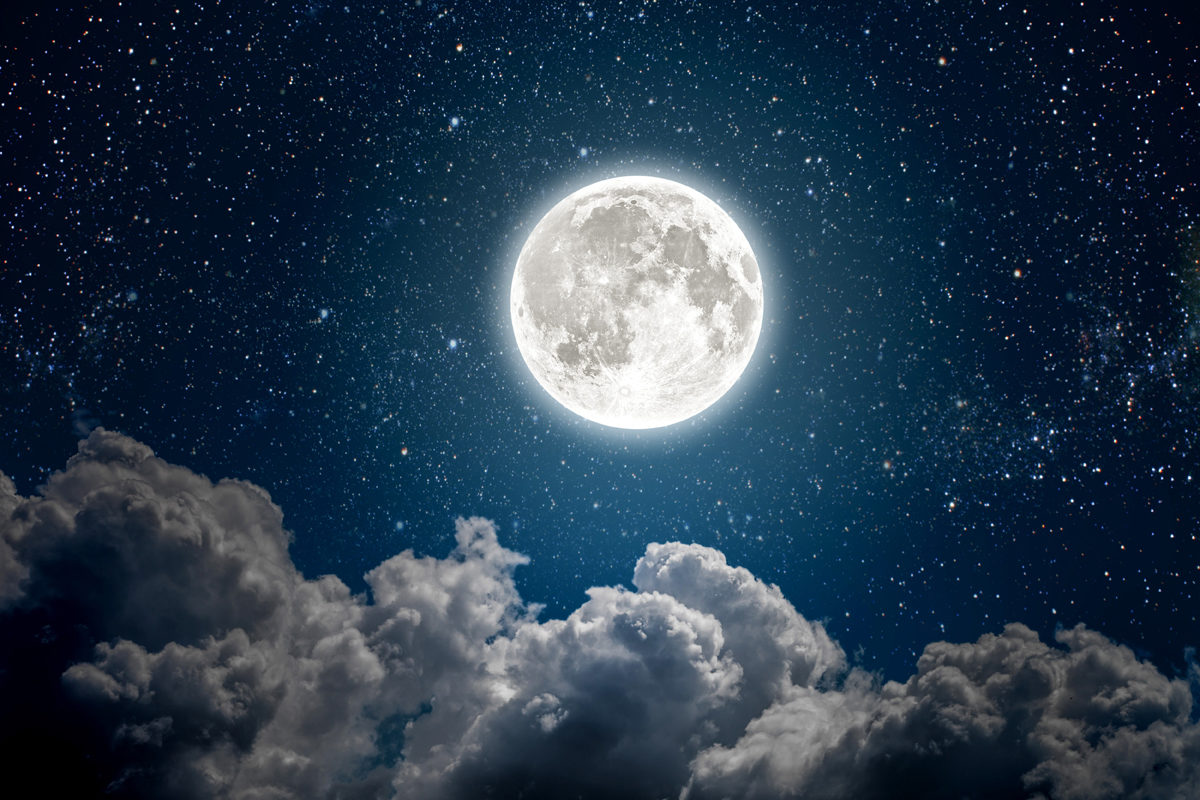 تؤثر جاذبية القمر في الأرض مما يسبب