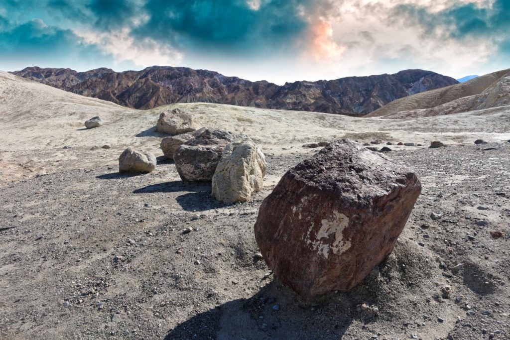 أي الجمل الآتيه أفضل تعبيرًا عن العلاقة بين الصخور والمعادن ؟