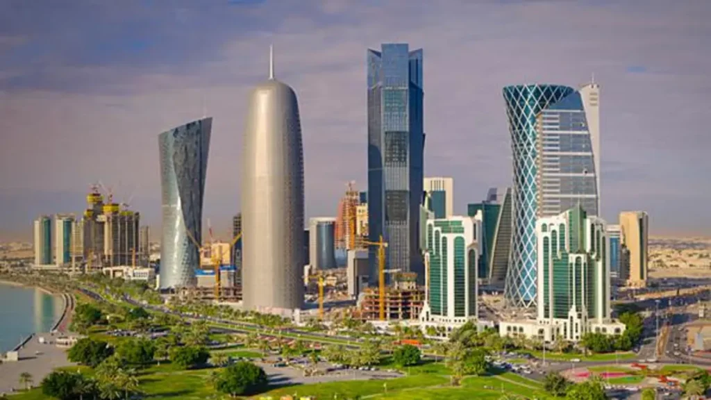 كم مساحة دولة قطر