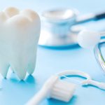تفسير رؤية سقوط تركيبة الأسنان في المنام لكبار العلماء