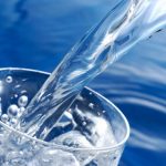 ما حجم السعرات الحرارية في الماء وفوائدها للجسم
