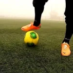 عند كتم الكرة بباطن القدم يتم رفع القدم لأعلى لتصنع فرا ًغا بينها وبين الأرض
